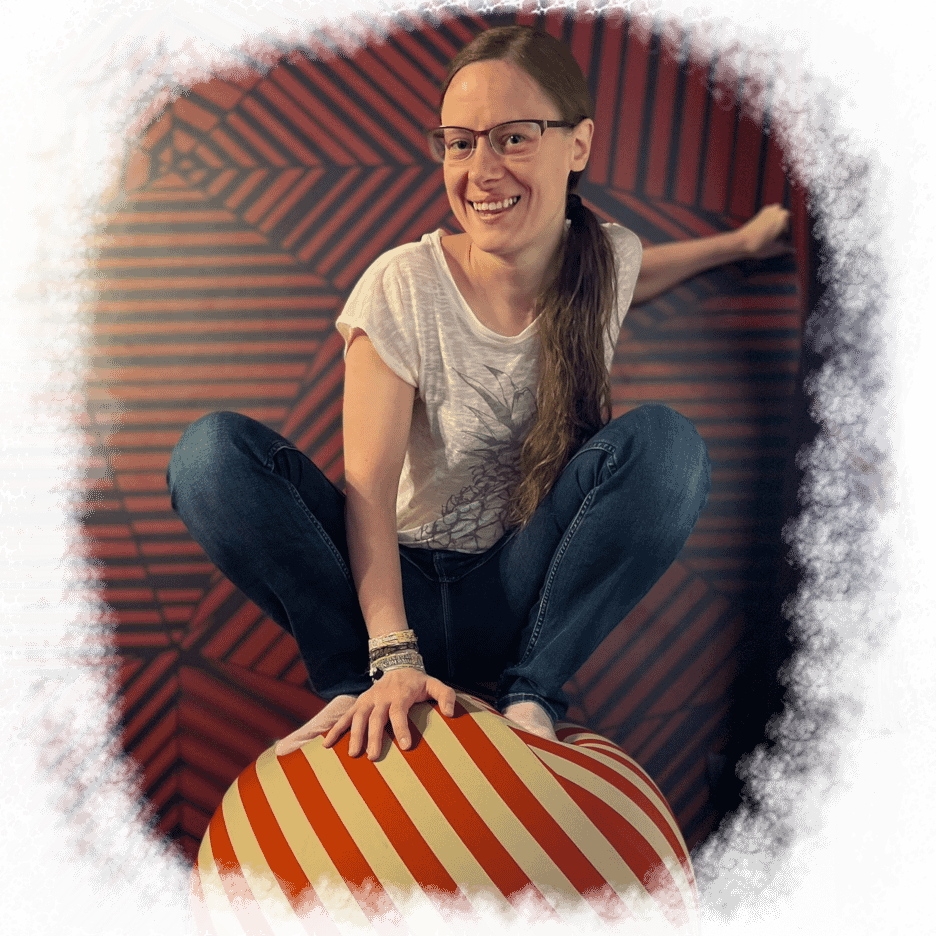Cornelia Brückner balanciert am gestreiften Zirkusball